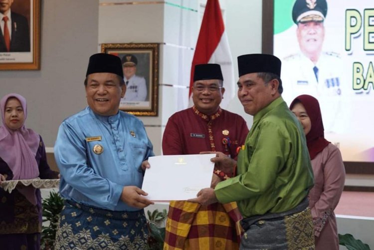 Pj Gubri SF Hariyanto Serahkan SK Pensiun PNS di Lingkungan Pemprov Riau