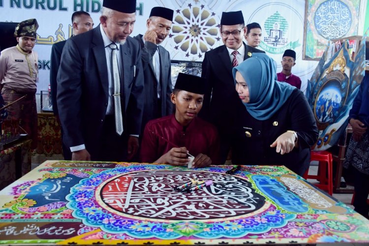 Bupati Kasmarni Minta Santri Ikhlas dan Bersyukur Masuk Pondok Demi Jadi Pemimpin Umat Dimasa Depan