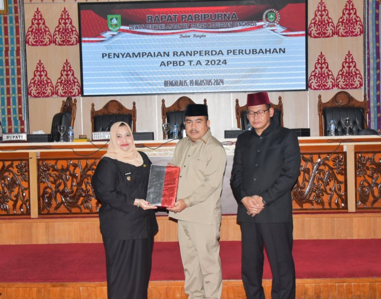 Bupati Bengkalis Kasmarni Sampaikan Ranperda APBD Perubahan 2024