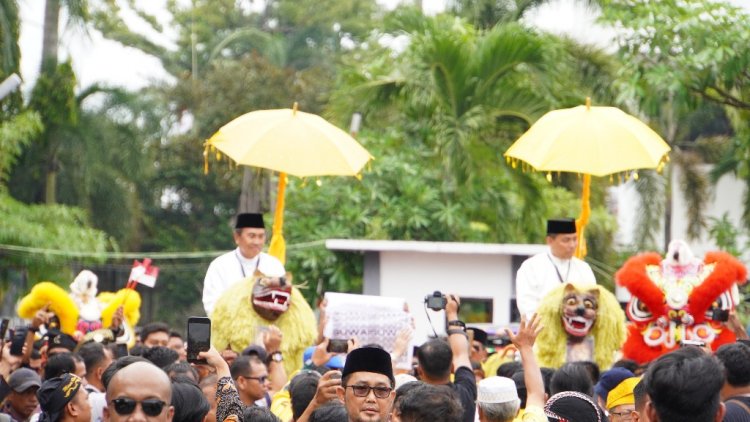 Daftar ke KPU Riau, Pasangan Syamsuar-Mawardi Diarak Barongsai dan Reog Ponorogo