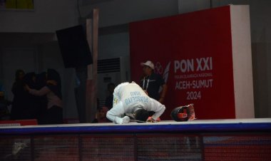 Raih Medali Emas di PON XXI Aceh-Sumut 2024, Atlet Anggar Riau Fatah Prasetyo Sujud Syukur