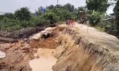 Jalan Lintas Rengat-Tembilahan Longsor di Ruas Desa Pekantua, Lalulintas Buka Tutup