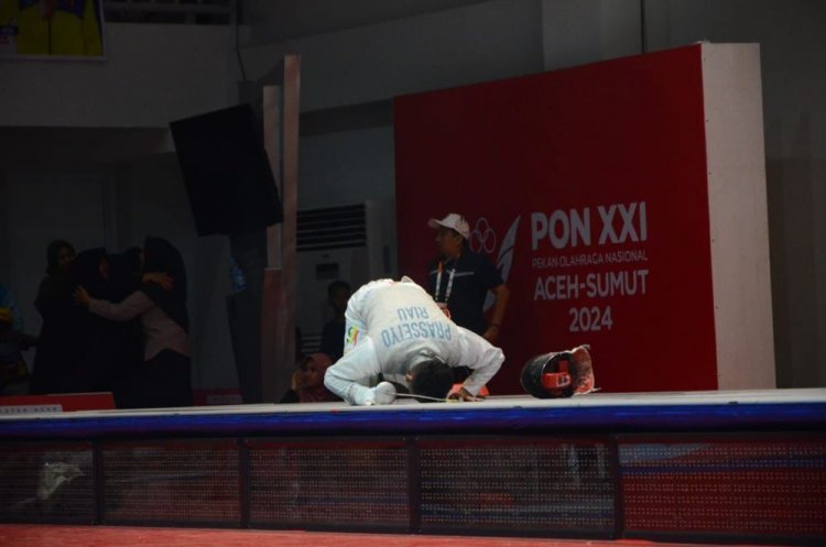 Raih Medali Emas di PON XXI Aceh-Sumut 2024, Atlet Anggar Riau Fatah Prasetyo Sujud Syukur