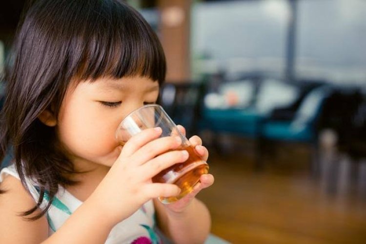 Boleh-boleh Saja Memberi Anak Minum Teh, Asalkan Catat Imbauan Dokter Ini