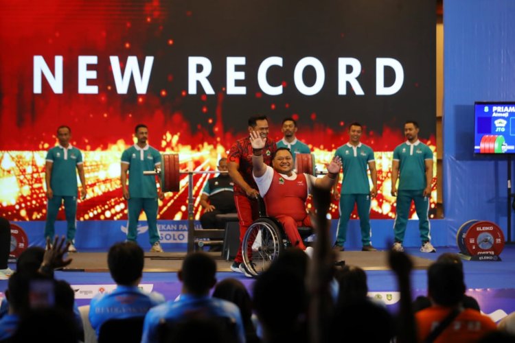 Lifter Para Angkat Berat asal Jawa Tengah Priambodo Atmaji Raih Emas dan Pecahkan Rekor di Peparnas XVII Solo 2024