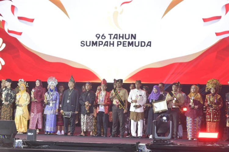 Azzahra Putri Santi dari Riau Terima Penghargaan Pemuda Berprestasi Bidang Kepemimpinan 2024 dari Kemenpora