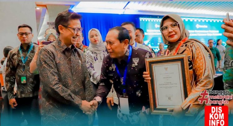 Bupati Rokan Hulu H Sukiman Terima Penghargaan Dari Kemenkes Kategori Puskesmas Pedesaan