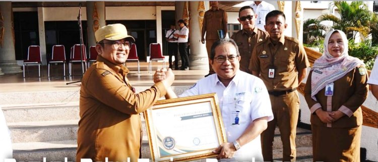 Pemkab Rohul Terima Penghargaan UHC dari BPJS kesehatan Wilayah II