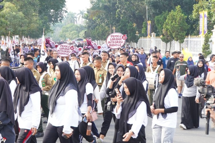 KPU Riau Gelar Jalan Sehat Menuju Pilkada Riau 2024 di Car Free Day Pekanbaru 17 November 2024