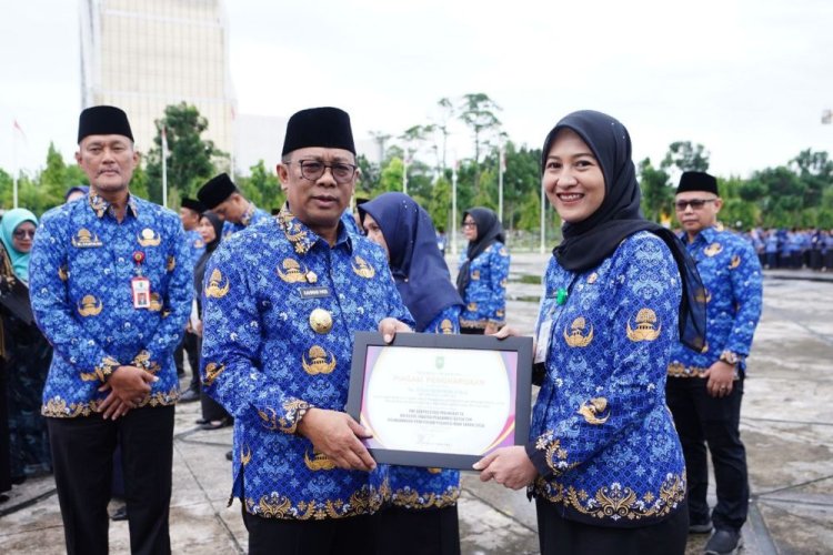 HUT Korpri ke-53, Pj Gubri Rahman Hadi Serahkan Penghargaan kepada 20 ASN Berprestasi