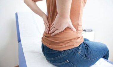 Benarkah Jarang Minum Air Putih Bikin Nyeri Pinggang?