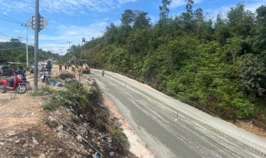 Perbaikan Jalan Lintas Riau-Sumbar di Tanjung Alai XIII Koto Kampar Terkendala Hujan Lebat