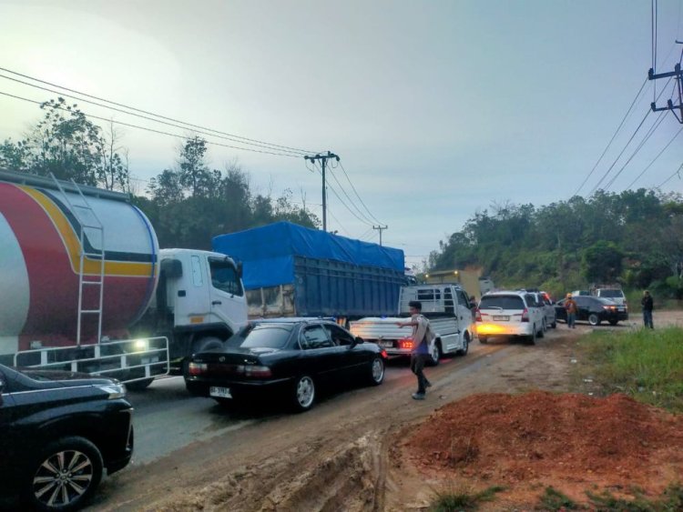 Jalan Lintas Riau-Sumbar KM 106-107 Desa Tanjung Alai Kampar Ditutup Total, Ini Jalur Alternatifnya