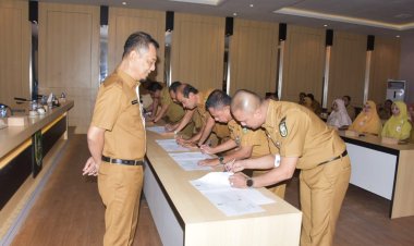Pejabat Inspektorat Kabupaten Bengkalis Tandatangani Pakta Integritas dan Perjanjian Kinerja Tahun 2025
