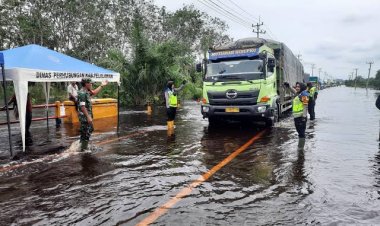 Banjir di Jalan Lintas Timur Km 83 Pelalawan Menurun, Arus Lalu Lintas Masih Sistem Buka-Tutup