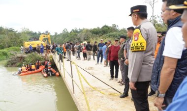 Truk Colt Diesel PT ERB yang Angkut 32 Orang Penumpang Terjun ke Sungai, Kapolda Riau Pimpin Evakuasi dan Pencarian Korban Hilang