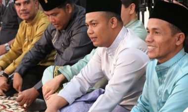 Berikan Tepung Tawar, Anggota DPRD Provinsi Riau Hadiri Penyambutan Bupati dan Wabup Inhu