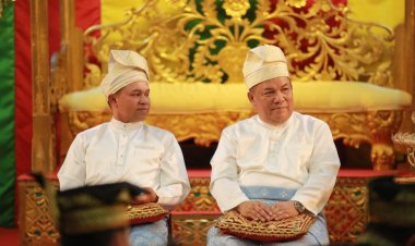 Gubri Abdul Wahid dan Wagubri SF Hariyanto Dipasangi Tanjak dan Jalani Prosesi Melayu Tepuk Tepung Tawar