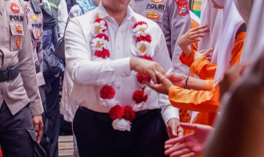 Balek Kampung, Gubernur Riau Abdul Wahid Disambut Haru Masyarakat Simbar