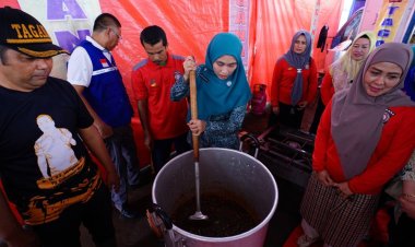 Henny Sasmita Wahid Sambangi Dapur Umum Siapkan Makanan Berbuka Puasa Untuk Korban Banjir
