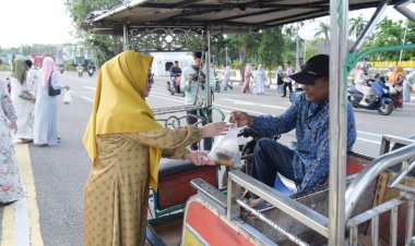 TP-PKK Bengkalis Bagikan 400 Paket Takjil Kepada Masyarakat
