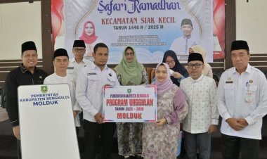 Kasmarni Safari Ramadan di Siak Kecil Serahkan Berbagai Bantuan