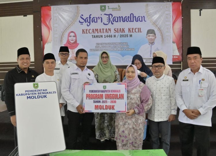Kasmarni Safari Ramadan di Siak Kecil Serahkan Berbagai Bantuan