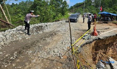 Jalan Lintas Sumbar-Riau Amblas, Terancam Bencana Longsor Lebih Besar!