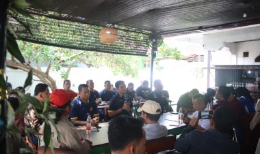 Kapolres Rohul Coffee Morning dengan Insan Pers, Hadiahi Bibit Pohon