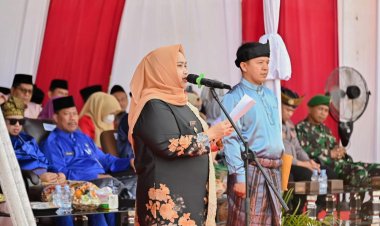 Bupati Kasmarni Pakai Busana Melayu di Upacara Hardiknas 2025, Ajak Masyarakat Bengkalis Bersatu Majukan Pendidikan