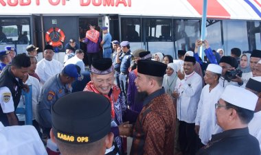 Asisten Pemerintahan dan Kesra Setdakab Bengkalis Lepas 174 JCH Menuju Embarkasi Haji Batam
