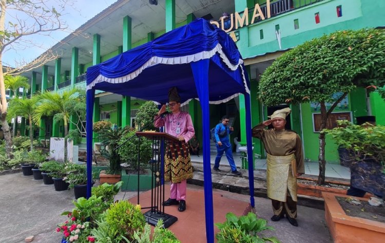 Sekdako Dumai Jadi Irup Peringatan Hardiknas di SMP Negeri 2 Dumai, Ini Pesannya