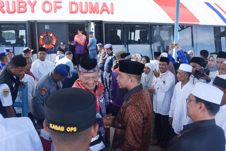 Asisten Pemerintahan dan Kesra Setdakab Bengkalis Lepas 174 JCH Menuju Embarkasi Haji Batam
