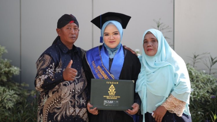 Yuni Yusrotin Anak Tukang Becak di Bojonegoro Jadi Wisudawan Terbaik UIN Walisongo Semarang, Raih IPK 3,96