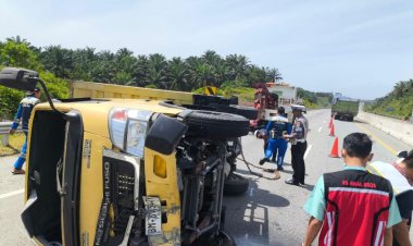Truk Box Ditabrak Mobil Pajero Sport hingga Terguling di Tol Pekanbaru-Dumai, Pengemudi Diduga Microsleep