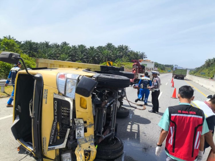 Truk Box Ditabrak Mobil Pajero Sport hingga Terguling di Tol Pekanbaru-Dumai, Pengemudi Diduga Microsleep