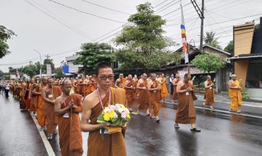 Ribuan Umat Buddha Jalani Prosesi Pujayatra dari Candi Mendut ke Candi Borobudur di Magelang