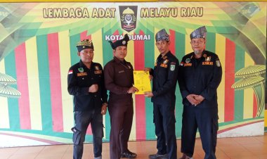SK Kepengurusan Tameng Adat LAMR Kawasan Dumai Timur Diserahkan