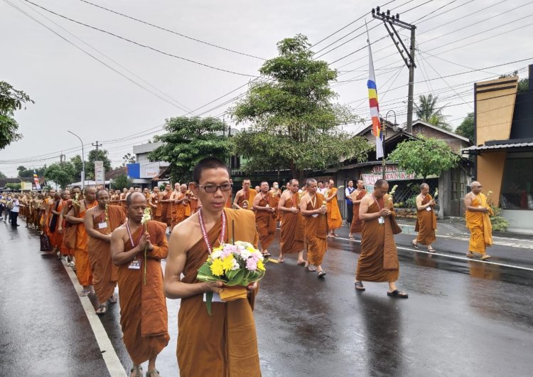 Ribuan Umat Buddha Jalani Prosesi Pujayatra dari Candi Mendut ke Candi Borobudur di Magelang