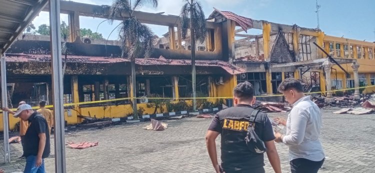 Tim Labfor Polda Riau Olah TKP Selidiki Penyebab Terbakarnya Kantor Dinas Tenaga Kerja dan Transmigrasi Riau