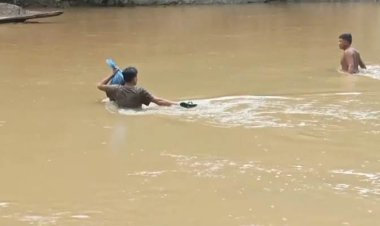 Penghulu Ahad Nasution Berenang di Sungai untuk Nikahkan Calon Pengantin karena Jembatan Jorong Batang Pasaman Putus
