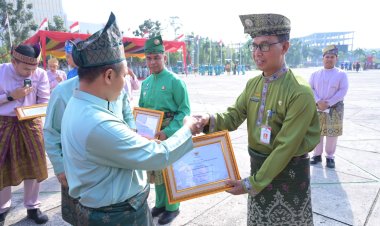 Pemkab Bengkalis Sabet Dua Penghargaan, Diserahkan Gubri Abdul Wahid Usai Upacara HUT Ke-68 Provinsi Riau