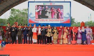 Ikuti Upacara Penurunan Bendera Merah Putih, Wakil Wali Kota Dumai dan Istri Pakai Pakaian Adat Minang