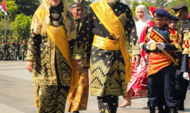 Pakai Pakaian Adat Melayu, Wali Kota Dumai H Paisal dan Istri Ikuti Upacara Peringatan Detik-Detik Proklamasi