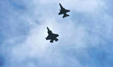 Pesawat Tempur F-16 TNI AU dan F-35 Lightning II RAAF Beraksi di Langit Pekanbaru, Latihan Bersama Elang Ausindo 2025