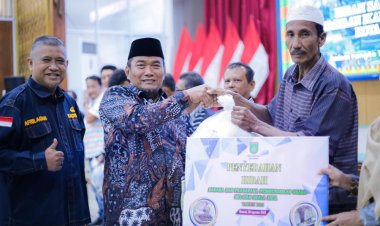 Wakil Wali Kota Sugiyarto Serahkan Hibah kepada 8 Kelompok Pembudidaya Ikan dan Nelayan di Dumai