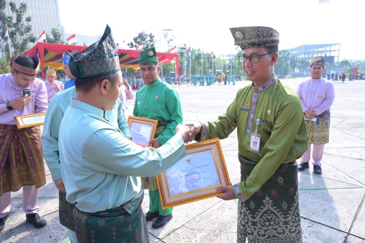 Pemkab Bengkalis Sabet Dua Penghargaan, Diserahkan Gubri Abdul Wahid Usai Upacara HUT Ke-68 Provinsi Riau