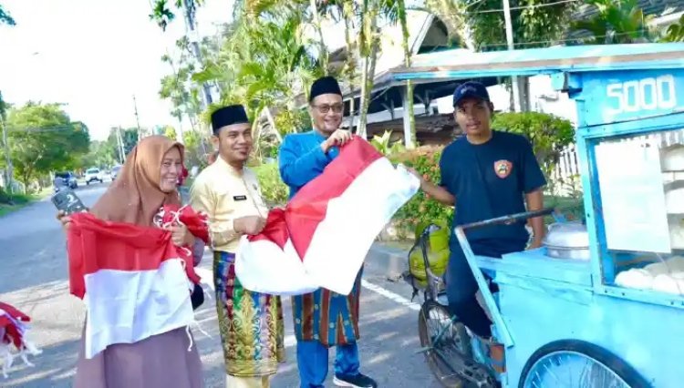 Bupati Bengkalis Perintahkan OPD Bagikan Bendera Merah Putih ke Masyarakat untuk Meriahkan HUT ke-80 RI