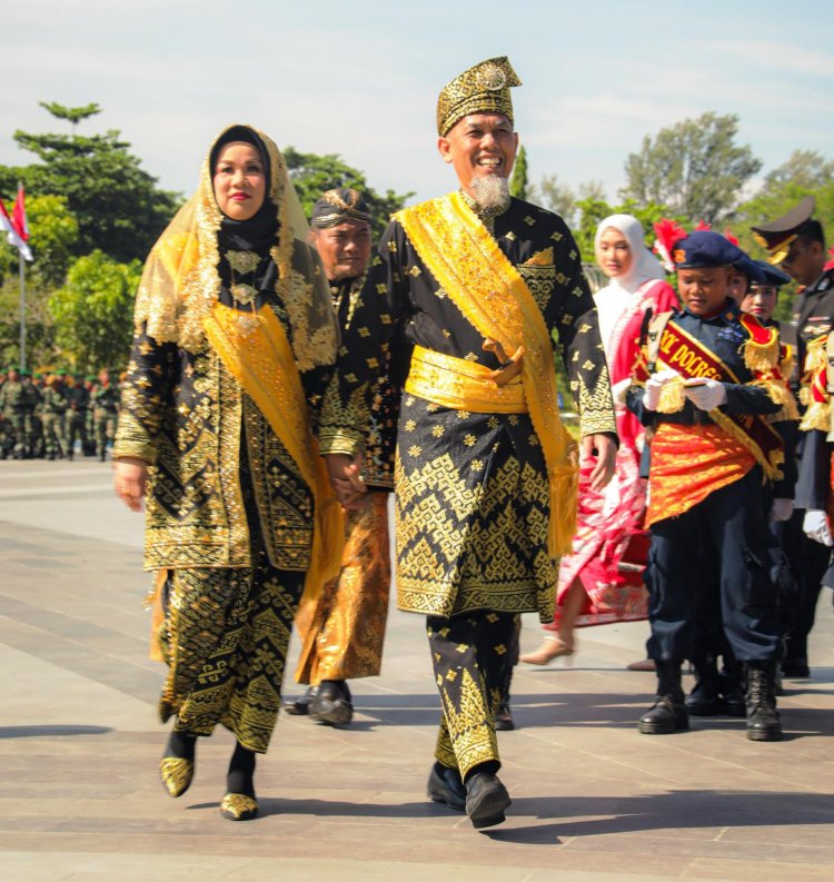 Pakai Pakaian Adat Melayu, Wali Kota Dumai H Paisal dan Istri Ikuti Upacara Peringatan Detik-Detik Proklamasi