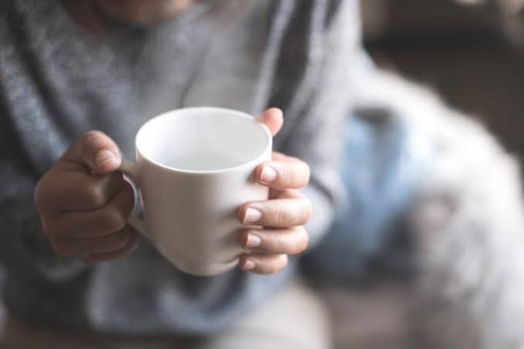 Benarkah Minum Air Putih Hangat Bisa Redakan Batuk?